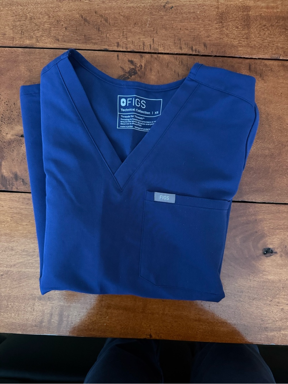 FIGS sapphire blue V-Neck Scrub Top and uman bottoms set - Picture 6 of 11